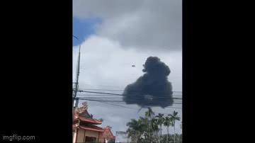 Video ghi lại giây phút phi công nhảy dù rời khỏi máy bay quân sự rơi ở Quảng Nam