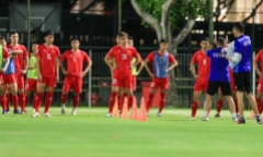 CĐV Indonesia bắn pháo hoa, “khủng bố” tinh thần các cầu thủ đội tuyển Việt Nam