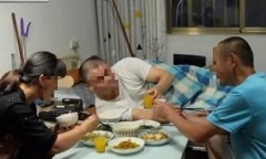 Người đàn ông bỏ qua lời dị nghị, tận tâm chăm sóc chồng cũ của vợ suốt 16 năm
