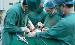Lo sợ không điều trị, người phụ nữ chung sống với khối bướu giáp khổng lồ 20 năm