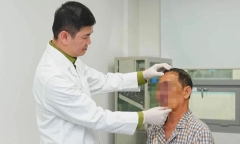 Người đàn ông mang khối u như