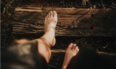 Bất ngờ trước lý do khiến người đàn ông quyết định đi chân trần hơn 20 năm