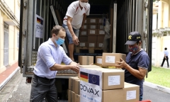 Hơn 850.000 liều vắc xin AstraZeneca ngừa COVID-19 do Đức hỗ trợ về đến Việt Nam