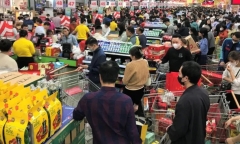 Người Hà Nội đi sắm Tết ngày nắng ấm, phố cổ, siêu thị đông 