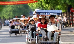 Đầu năm Rồng, du khách Trung Quốc ùn ùn tới Việt Nam 