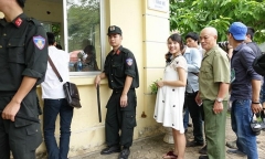 Bà bầu xếp hàng mua vé xem U19 Việt Nam từ 4 giờ sáng