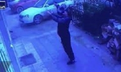 Clip: Rơi từ cửa sổ tầng 5 xuống đất, bé gái sống sót thần kỳ nhờ 2 tài xế xe buýt