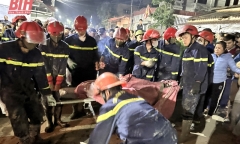Vụ sập giàn giáo ở Thanh Hóa, 1 người chết: 4 người bị tuột theo bê tông xuống đất