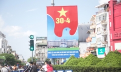 Đường phố Hà Nội trang hoàng, rực rỡ cờ hoa chào mừng lễ 30/4 và 1/5