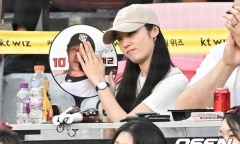 Đến xem chồng thi đấu, Jiyeon (T-ara) bị bình luận viên kém duyên soi mói đời tư