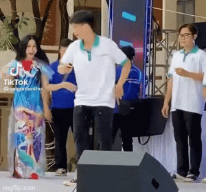 Nam sinh trổ tài hát lô tô cực 