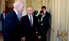 Tổng thống Putin lên tiếng về tin đồn người đồng cấp Mỹ dùng giấy ghi nhớ trong hội nghị