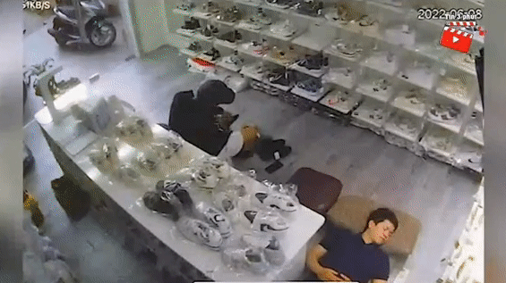 Mua giày dép đúng lúc nhân viên cửa hàng ngủ say, nam thanh niên có hành động gây bất ngờ