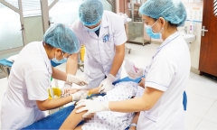 Tin tức đời sống ngày 12/10: Bé 2 tháng tuổi bị cho uống nhầm axit