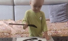 Bé 3 tuổi gây xôn xao cộng đồng mạng với tài viết thư pháp điêu luyện