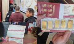 Nhộn nhịp mua bán vàng dù giá tăng cao, tiệm vàng phải phát phiếu phân luồng khách