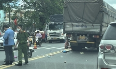 Xe máy mất lái vì bị ô tô tải tông, tiếp tục lao vào một ô tô khác 