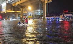 Mưa lớn cả đêm, nhiều tuyến phố Hà Nội ngập sâu, người dân chật vật di chuyển