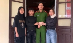 Nhặt được hơn 16 triệu đồng và cặp nhẫn vàng, 2 học sinh trả lại người đánh mất