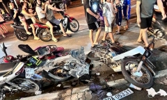 Hiện trường ngổn ngang vụ ô tô tông loạt xe máy tại Bắc Ninh, 2 người bị thương