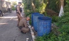 Đi đổ rác, người đàn ông phát hiện bé gái sơ sinh trong chiếc túi, dân làng truy tìm danh tính người mẹ