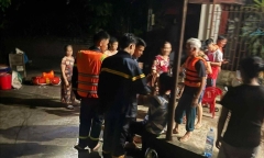 Lật xuồng cứu hộ vùng lũ giữa đêm, 7 người được cứu an toàn