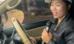 Xác minh người phụ nữ vừa lái ô tô vừa hát karaoke tại Đắk Lắk