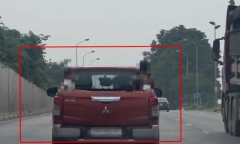 Xác minh, xử lý tài xế chở 6 trẻ em ngồi thùng xe bán tải chạy trên đại lộ Thăng Long