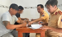 Không được nhường đường, tài xế xe tải cầm tuýp sắt 