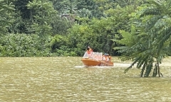 Dắt xe máy qua dòng nước lũ, 2 người đàn ông bị lũ cuốn mất tích