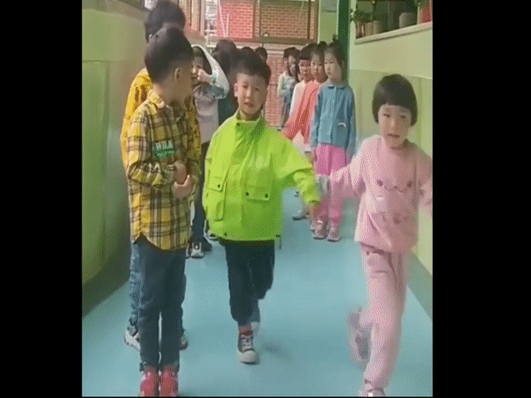 Chơi trò ghép đôi nhưng cậu bé không chịu cho bạn nữ nắm tay, tưởng 