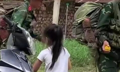 Gặp các chú bộ đội trên đường hành quân, bé gái có hành động ấm áp nhận 