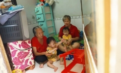 Cụ bà trong video của TikToker Nờ Ô Nô: Nhặt ve chai nuôi 2 cháu ngoại sinh đôi 