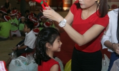 Mẹ con Trương Ngọc Ánh mang Giáng sinh tới cho trẻ mồ côi