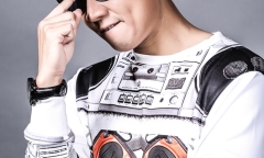 Nguyên Khang thay đổi hình ảnh để làm MC The Remix