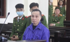 Người đàn ông dùng súng tự chế bắn vợ tử vong bật khóc tại toà