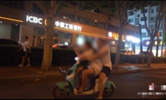 Cảnh sát yêu cầu dừng xe, cô gái để bạn trai lại “làm tin”, bỏ đi với lý do không ai nghĩ tới