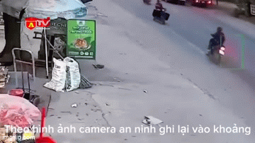 Ngã ra đường sau va chạm giao thông, người phụ nữ không hề hay biết điều kinh hoàng ập tới