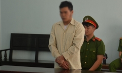 Xét xử vụ cha nhẫn tâm dùng thanh củi đánh con ruột 4 tuổi tử vong