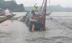 Video: Lật thuyền do bão tại Philippines, ít nhất 25 người thiệt mạng