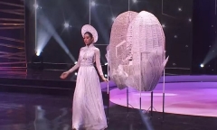 Hoa hậu Hoàn Vũ 2018 Catriona Gray bị chỉ trích vì đưa ra lựa chọn sau phần thi quốc phục