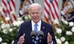 Mỹ tuyên bố thắng lớn COVID-19, ông Biden cởi khẩu trang ngay chốn đông người