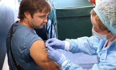 Người Nga đổ xô đi tiêm vaccine ngừa COVID-19 trước giờ siết chặt hạn chế