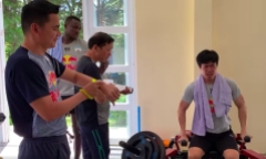 Video Công Phượng nhăn nhó mặt mày trước bài kiểm tra thể lực khiến HLV Kiatisuk lắc đầu ngán ngẩm