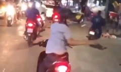 Nam thanh niên chạy xe máy lạng lạch, buông 2 tay để múa bị xử phạt hơn 17 triệu đồng