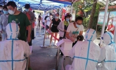 Tuung Quốc: Nhân viên tại chốt xét nghiệm dương tính với COVID-19, cả làng phải cách ly