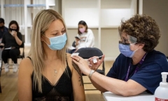 Điều gì giúp Canada dẫn đầu thế giới về quy mô tiêm chủng vaccine ngừa COVID-19?