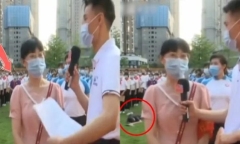 Học sinh ngất xỉu trong lễ khai giảng nhưng không ai cứu giúp gây phẫn nộ