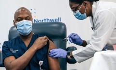 FDA Mỹ chấp thuận tiêm mũi tăng cường vaccine ngừa COVID-19 của Modena và Johnson & Johnson