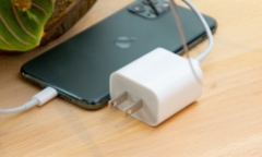 Apple bị sinh viên tại Trung Quốc kiện vì bán iPhone không kèm củ sạc